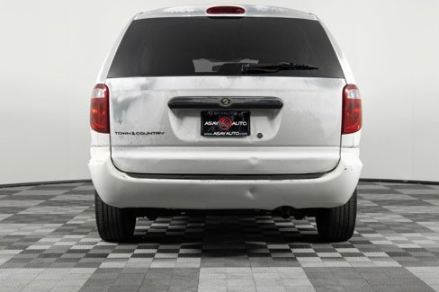Used 2006 Chrysler Town & Country LX image 6