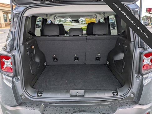 Used 2023 Jeep Renegade Latitude image 12