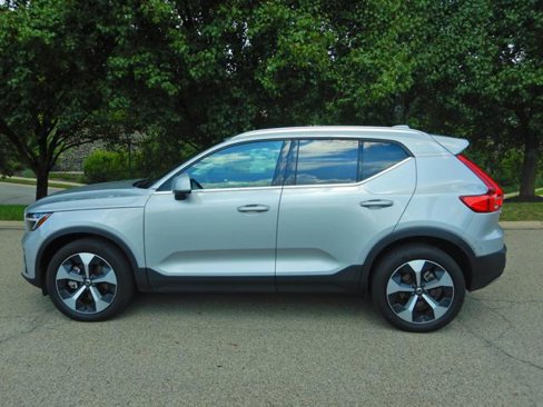 Used 2025 Volvo XC40 B5 Plus image 9
