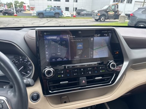 Used 2021 Toyota Highlander Platinum image 17