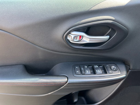 Used 2015 Jeep Cherokee Trailhawk w/ Cold Weather Group image 7