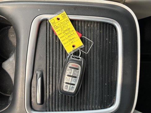 Used 2017 Chrysler Pacifica Limited image 25
