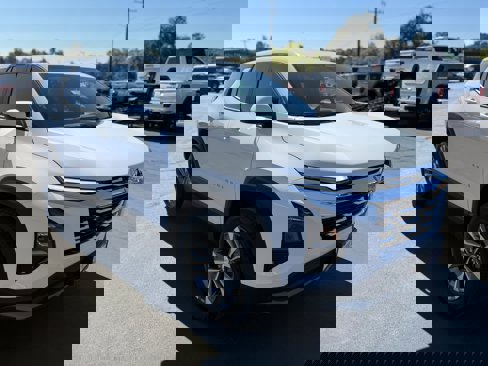 New 2026 Chevrolet Equinox LT image 3