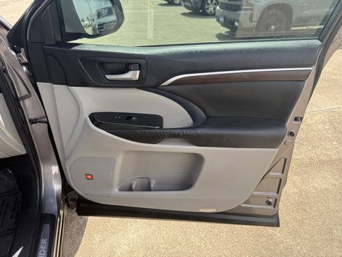 Used 2016 Toyota Highlander Limited image 50
