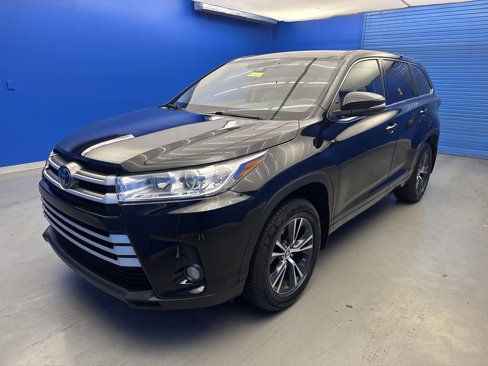 Used 2017 Toyota Highlander LE image 4