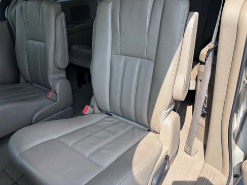 Used 2015 Chrysler Town & Country Touring image 16