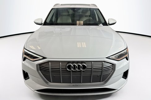 Used 2019 Audi e-tron Prestige w/ Prestige Package image 2