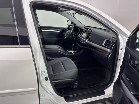 Used 2018 Toyota Highlander LE image 10