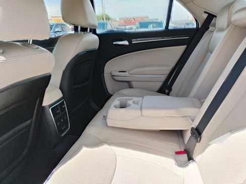 Used 2017 Chrysler 300 C image 12