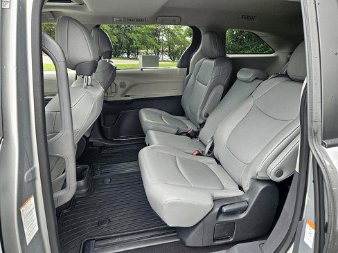 Used 2023 Toyota Sienna XLE image 9
