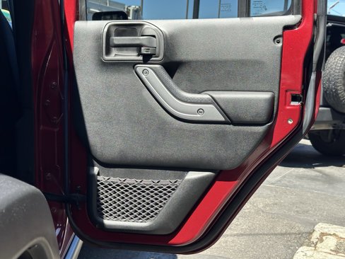 Used 2013 Jeep Wrangler Unlimited Rubicon image 16