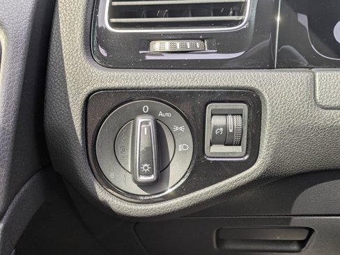 Used 2017 Volkswagen Golf R 4-Door image 17
