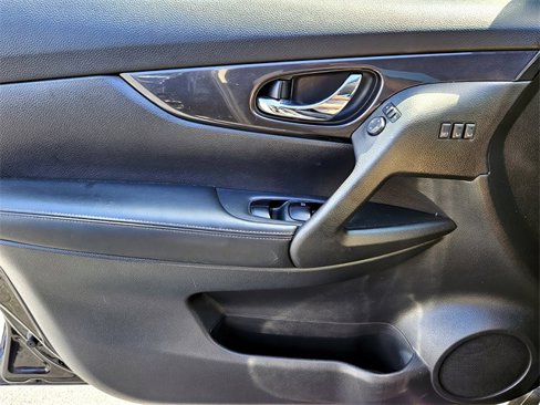 Used 2018 Nissan Rogue SV w/ Premium Package image 26