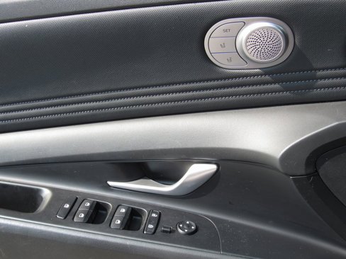Used 2023 Hyundai Elantra Limited image 35