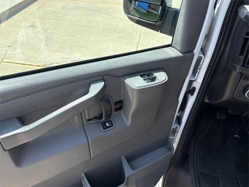 Used 2017 Chevrolet Express 2500 image 10