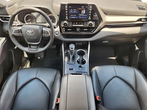Used 2022 Toyota Highlander XLE image 26
