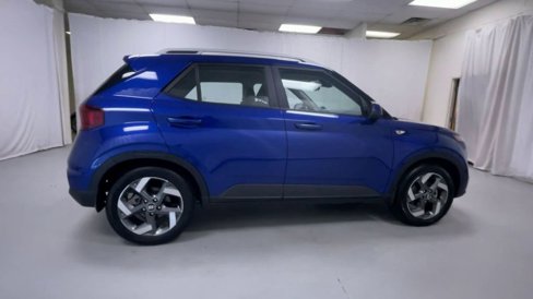 Used 2022 Hyundai Venue Limited image 2