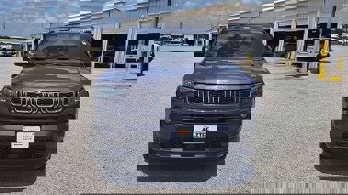 Used 2024 Jeep Compass Latitude image 3
