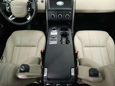 Used 2020 Land Rover Discovery Landmark image 16