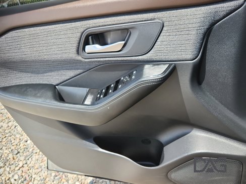 Used 2023 Nissan Rogue SV image 16
