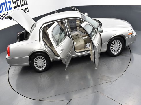 Used 2005 Lincoln Town Car Signature image 40