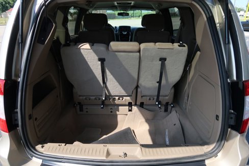 Used 2015 Chrysler Town & Country Touring w/ Driver Convenience Group image 12
