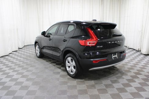 Used 2022 Volvo XC40 T4 Momentum image 24