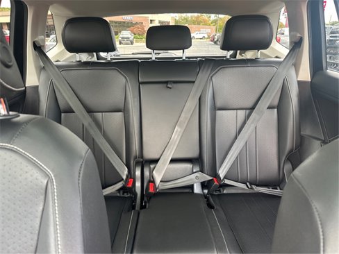Used 2022 Volkswagen Tiguan SE w/ Panoramic Sunroof Package image 18