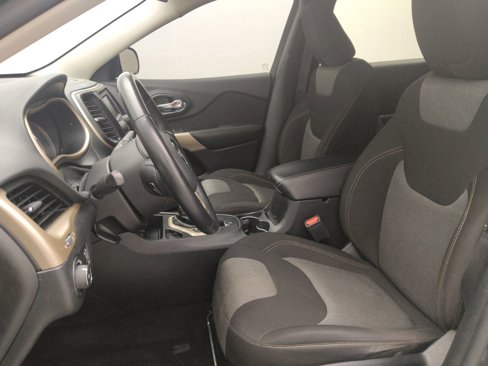 Used 2018 Jeep Cherokee Latitude w/ Altitude Package image 17
