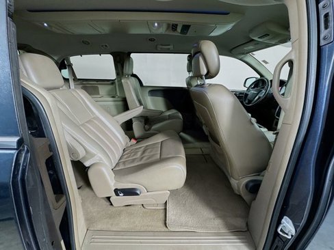 Used 2013 Chrysler Town & Country Touring image 23