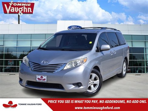 Used 2015 Toyota Sienna LE image 1