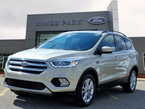 Certified 2017 Ford Escape SE w/ Equipment Group 201A image 3