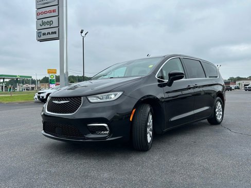 Used 2023 Chrysler Pacifica Touring-L image 8
