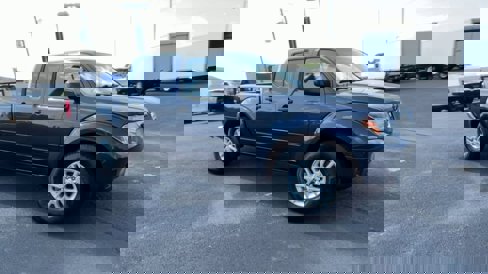 Used 2019 Nissan Frontier SV image 2