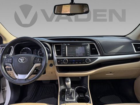 Used 2016 Toyota Highlander XLE image 3