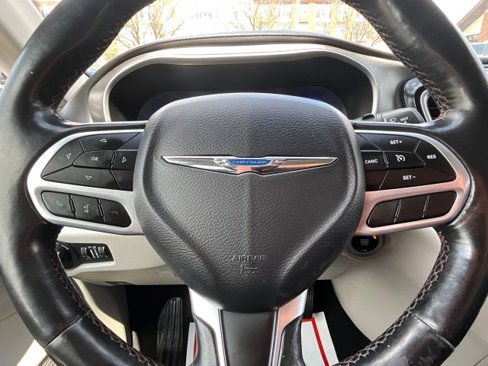 Used 2020 Chrysler Pacifica Touring-L image 13