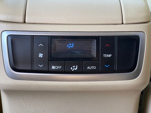 Used 2019 Toyota Highlander XLE w/ Phone Cable & Charge Package image 17