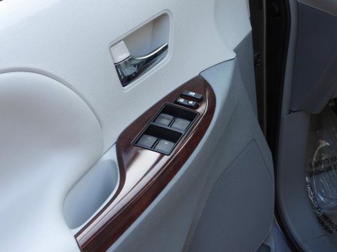 Used 2014 Toyota Sienna XLE image 40