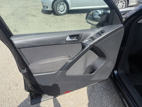 Used 2017 Volkswagen Tiguan S image 7
