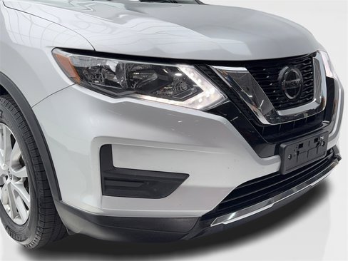 Used 2018 Nissan Rogue SV image 3