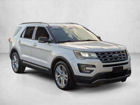 Used 2016 Ford Explorer XLT w/ Equipment Group 201A image 3