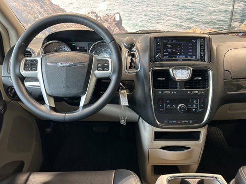 Used 2014 Chrysler Town & Country Touring image 3
