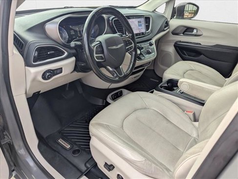 Used 2021 Chrysler Pacifica Touring-L image 9