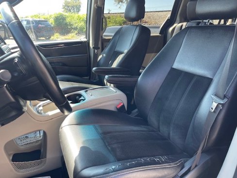 Used 2017 Dodge Grand Caravan SXT image 10