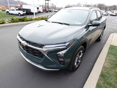 Used 2025 Chevrolet Trax LT w/ LT Convenience Package image 8