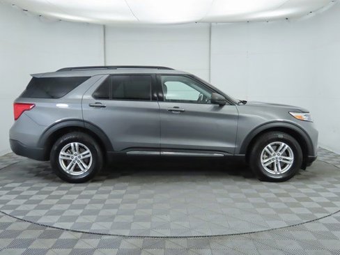 Used 2023 Ford Explorer XLT w/ Equipment Group 202A image 4