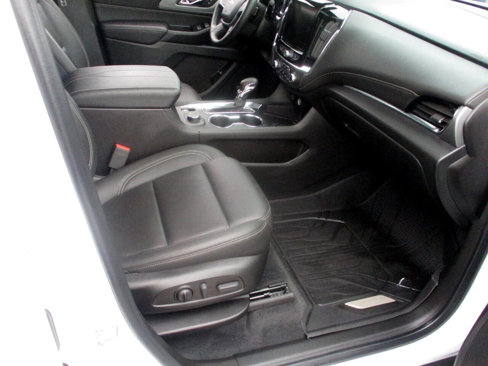 Used 2023 Chevrolet Traverse LT image 12