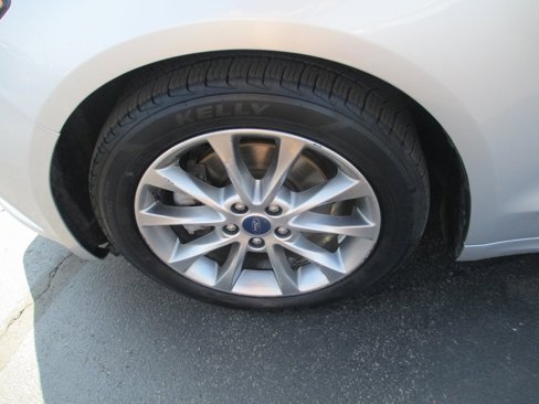 Used 2017 Ford Fusion SE image 11