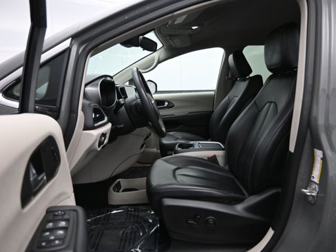 Used 2023 Chrysler Pacifica Touring-L image 25