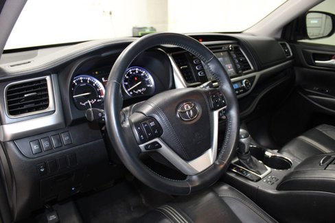 Used 2017 Toyota Highlander SE image 17